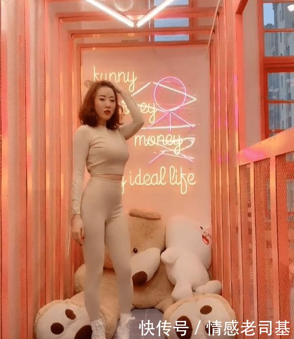 『 网红美女』小姐姐给人利落的美，紧身套装穿搭