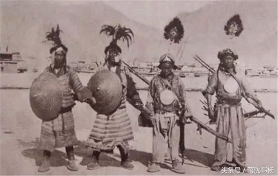 9张100年前西藏老照片，图1是荒凉的布达拉宫，图8是出行的贵妇