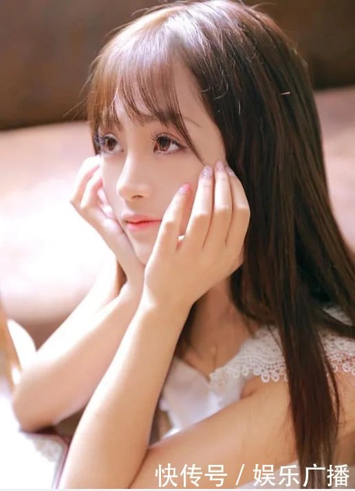 清纯萝莉范小姐姐各种表情卖萌，一身长裙彰显小公主的气息