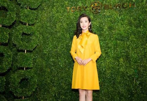 李冰冰又美了！黄色连衣裙配尖头高跟，显年轻10岁不止！