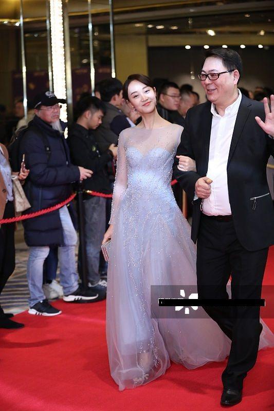 “国民闺女”关晓彤撞衫“土包子”蓝盈莹，相差7岁，差距太大！