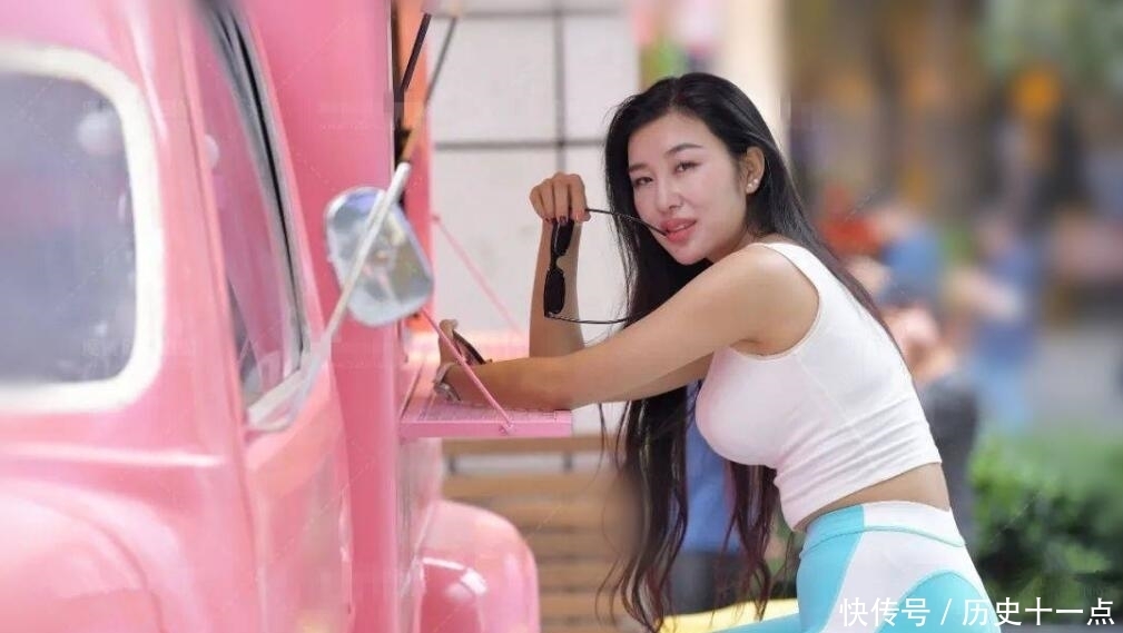  穿衣：美女街拍小姐姐自信的穿衣风格，成功吸引我的注意，你爱吗