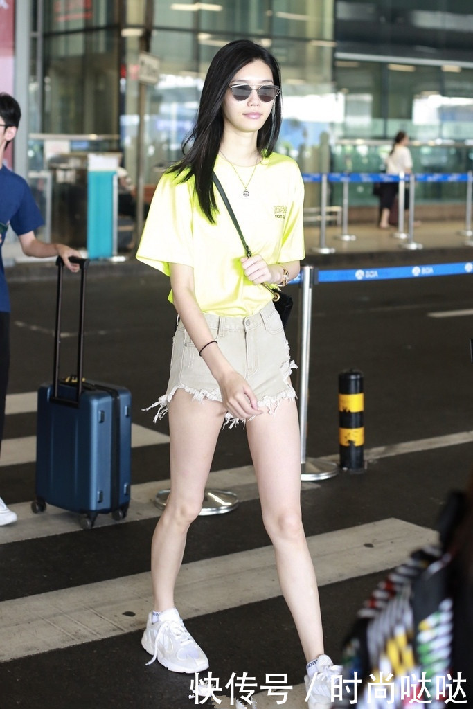 奚梦瑶穿超短裤现身，气质清新似少女，脚下鞋带掉了也不管！