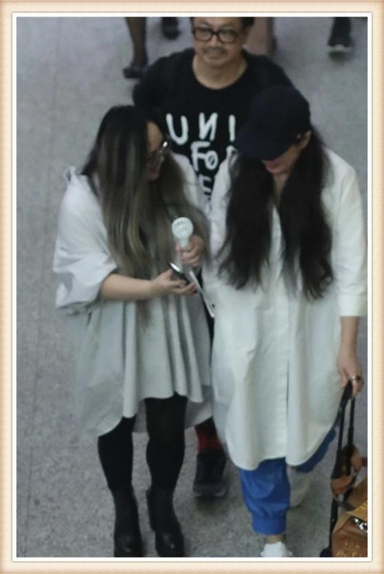 46岁张惠妹现身机场，穿宽松衬衫丝毫不显腰身，可小腿是真的细！