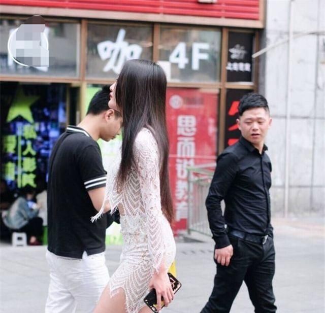 美女街拍，打底裤很好的衬出你高挑修长的身材