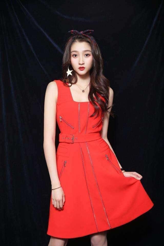 关晓彤这双鞋太猛了,在脚上缠了5个圈,一般人还真的驾驭不了