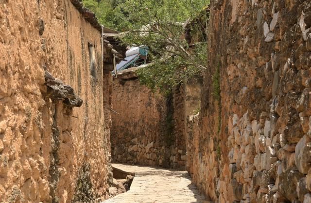 国内“最奢侈”村庄，用化石建房子，现成旅游景点吸引众多游客!