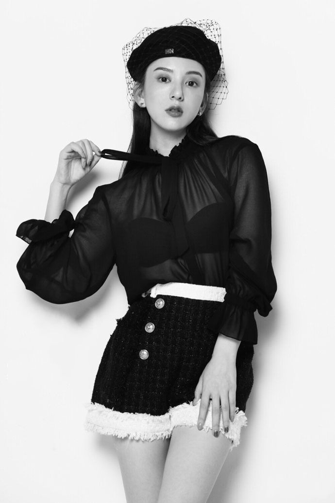 29岁嫁香港天王，红唇香肩精致贵妇范儿，算是人生赢家吗?