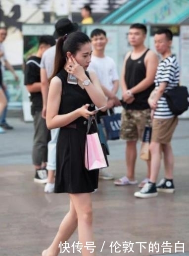  『气质』街拍：身材高挑的美女，身穿时尚靓丽短裙，尽显优雅的女神气质