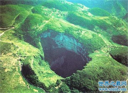 危地马拉天坑的形成原因，地质变化导致水腐蚀地面