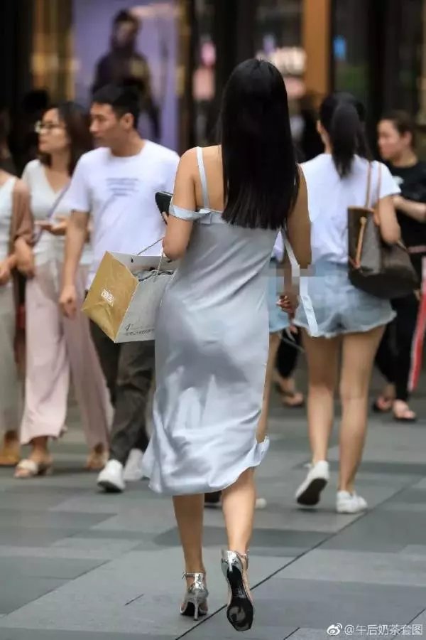 街拍：这样的真丝吊带裙，这个小姐姐一不小心就会走光