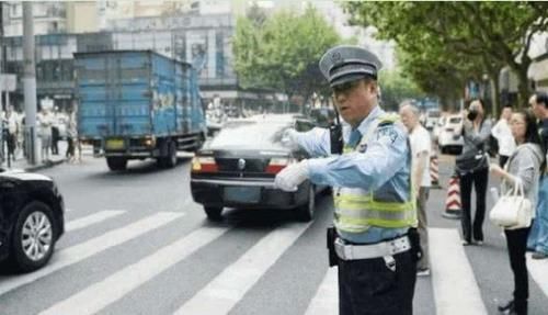 些车主■后备箱放两箱苹果被罚200,车主:水果不能吃还是车不能用?