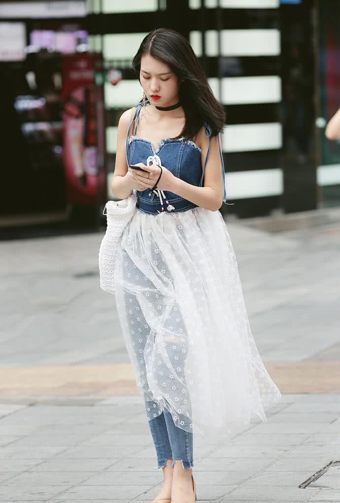 街拍：身材苗条有型的小姐姐，搭配上秀出个性秀出自我！