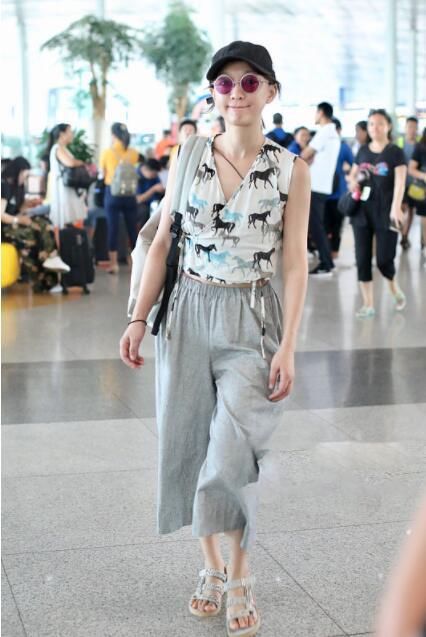 44岁周迅无袖背心像只披了块布还用一根绳系着，网友:像20岁少女