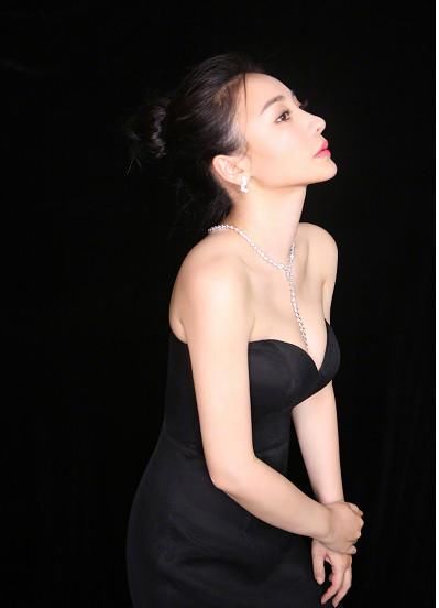 性感女神也可以hold住清纯帅气，柳岩的驭衣术了解一下？