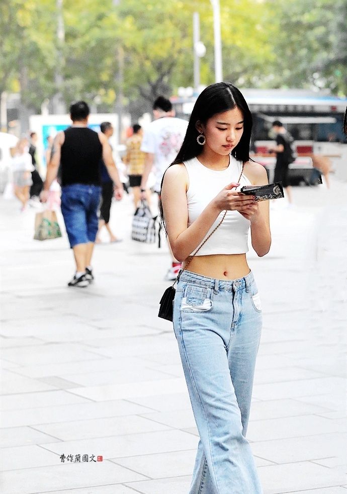 美女■街拍:用镜头抓拍打扮气质高雅的美女,展现穿搭时尚的魅力