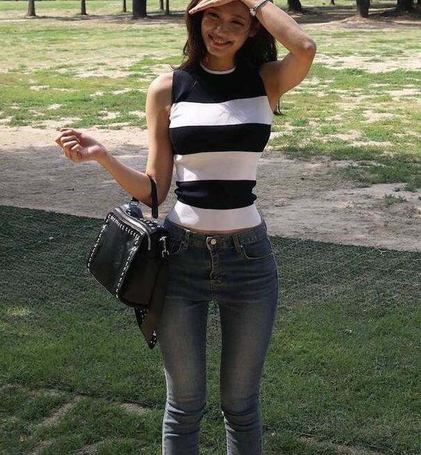 街拍：曼妙身姿的小姐姐身穿紧身裤大秀好身段，显出迷人小蛮腰！