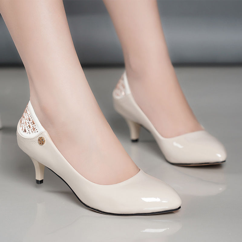 30岁的女人少穿平底鞋,现流行这种高跟鞋,女人味十足回头率高