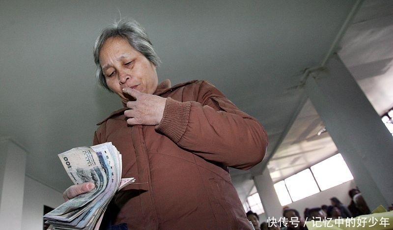 养老金好消息，60岁以上退休人员每月“增发”一笔养老金，统一发