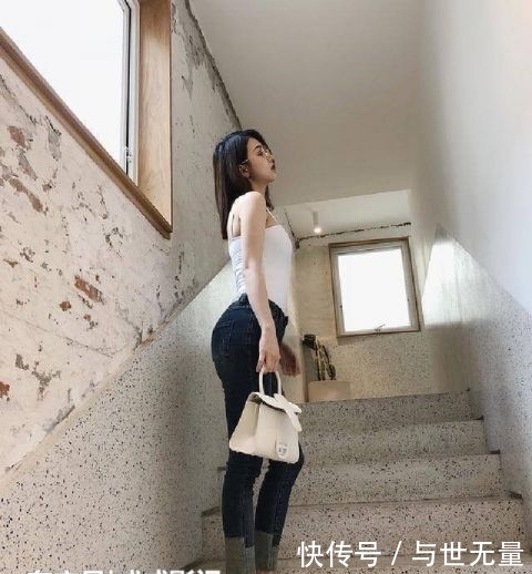  #展现#紧身牛仔裤美女展现女神身材，穿出别样美感，尽显时尚潮女范