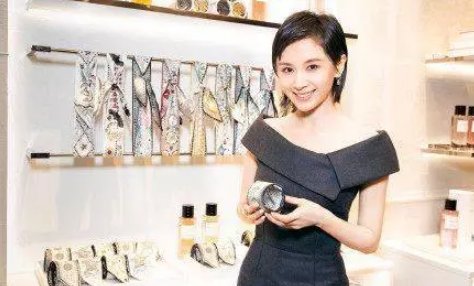 162王子文为“炫腰”穿这么小的裙子，网友:游泳圈像猪大肠