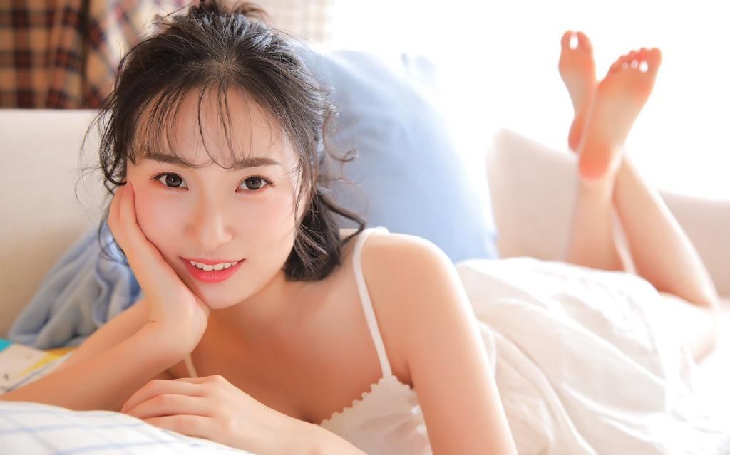 吊带美女尤物小露香肩诱惑美女图片