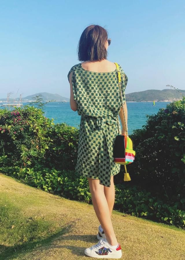 张丹峰经纪人毕滢私照曝光，年轻貌美，真替快50的洪欣捏把汗！