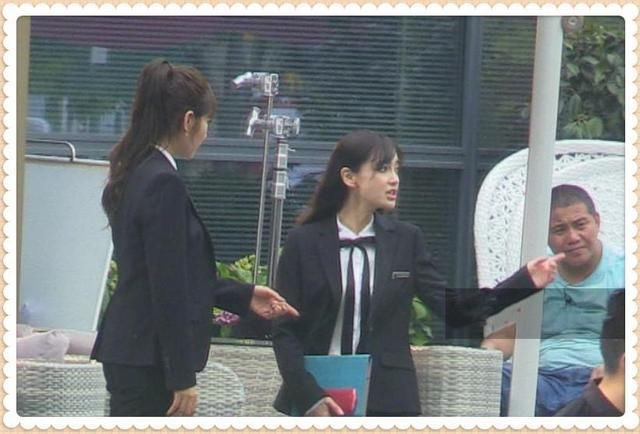 看了杨颖的西装，再看李菲儿，网友直呼：真不敢恭维黄晓明的品味