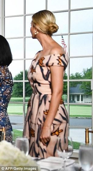 伊万卡和梅兰妮亚出席商界领袖晚宴,二人的花裙子争辉斗艳