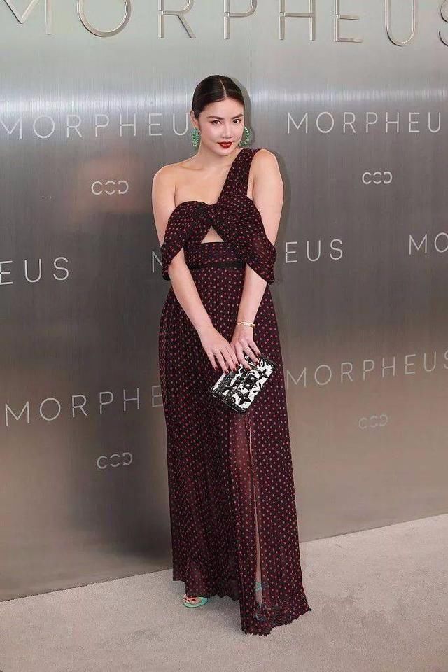 140斤的乐基儿，穿上这裙子看着更胖了，不过却很迷人!