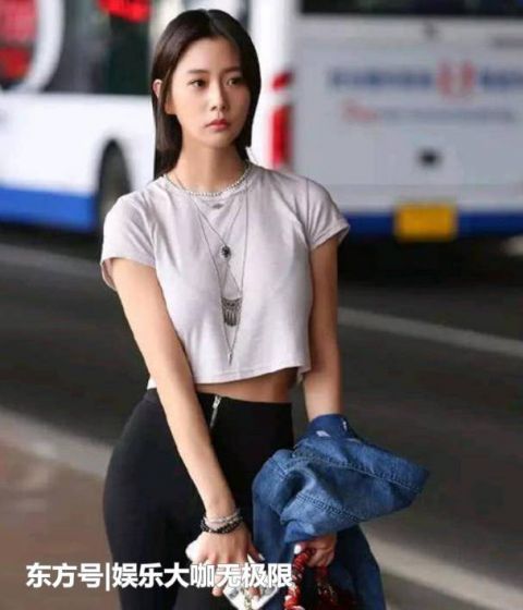  [风采]街拍：气质高雅的美女，一件橘黄色的连衣裙，时尚女神风采迷人