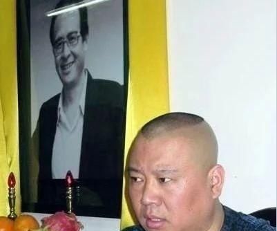  「相声界」德云社创始人之一，死后被供奉在德云社后台，曾患癌为郭德纲出头
