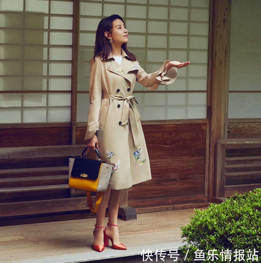 董洁真会玩，裙子上弄了一个假衣领，竟意外的好看时尚！