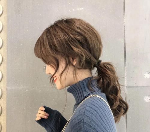  『清爽』女人别总是披头散发了，今年春天流行这4种扎发，减龄清爽显气质