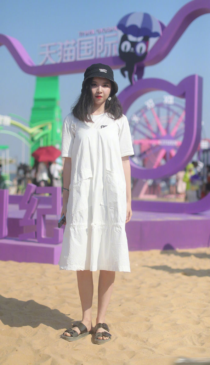 街拍成都:慵懒的时尚搭配，给人一种随性简约的自然美!