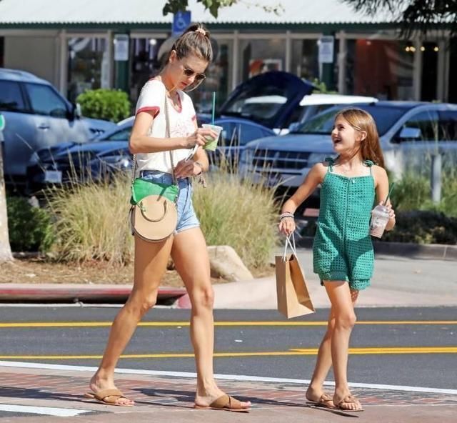 维密天使AA一袭斜肩裹身裙亮相，竟将如此老气卷发演绎出风情万种