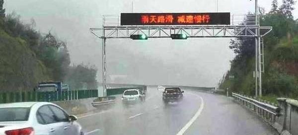  保命：跑高速突然下大暴雨怎么办？老司机：记住这几点，关键时
