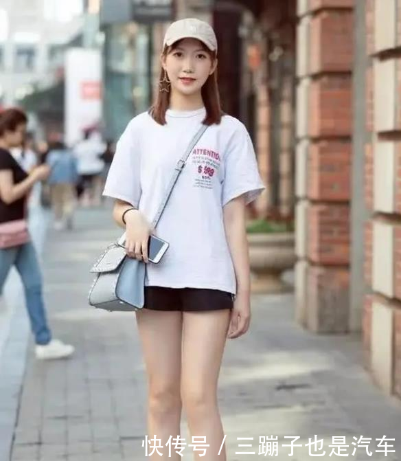 『美女』街拍:皮肤白皙的美女,一件白色短袖配黑色短裤,时尚运动气息