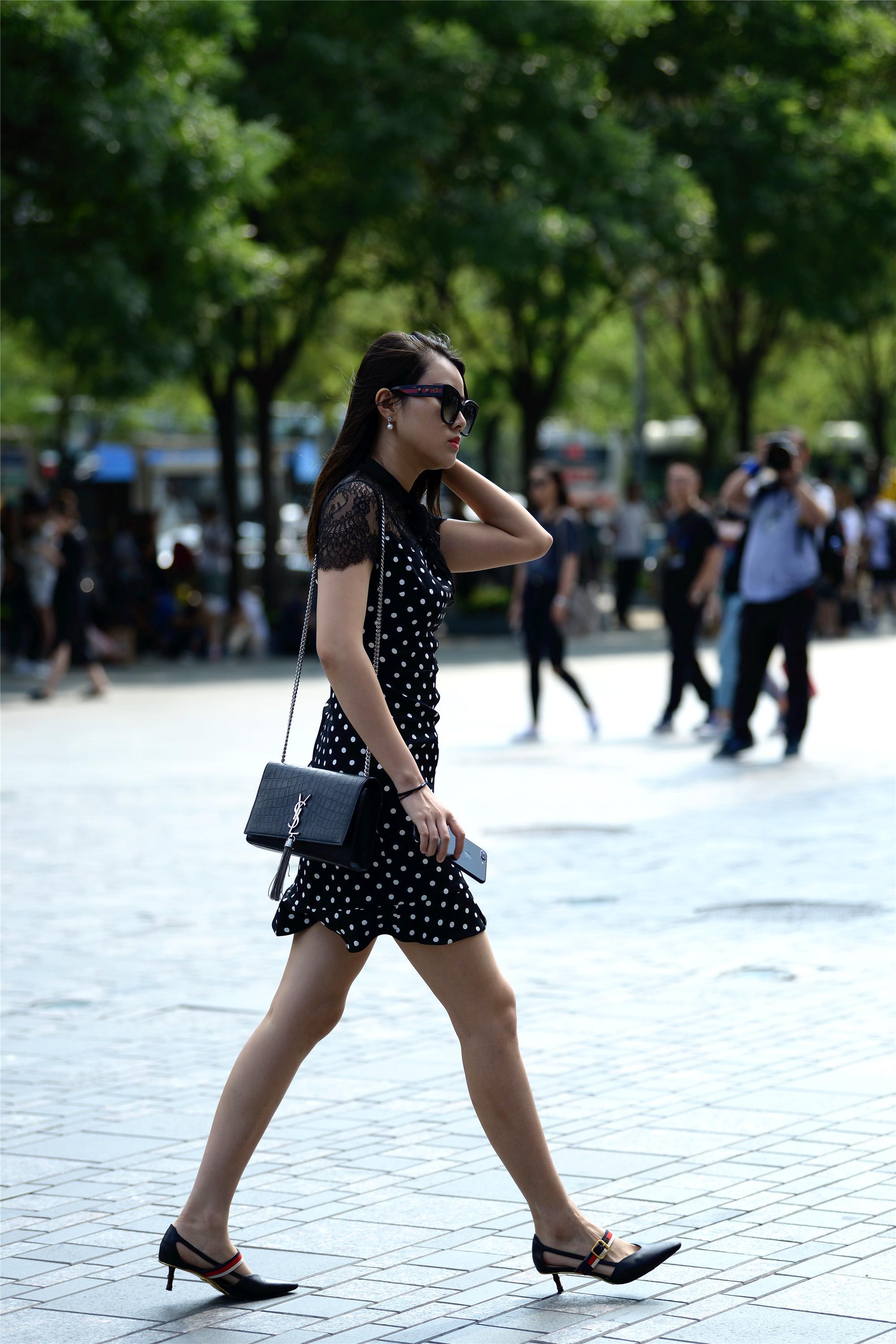 清秋时节的小姐姐,她穿的连衣裙被她的鞋子抢了风头