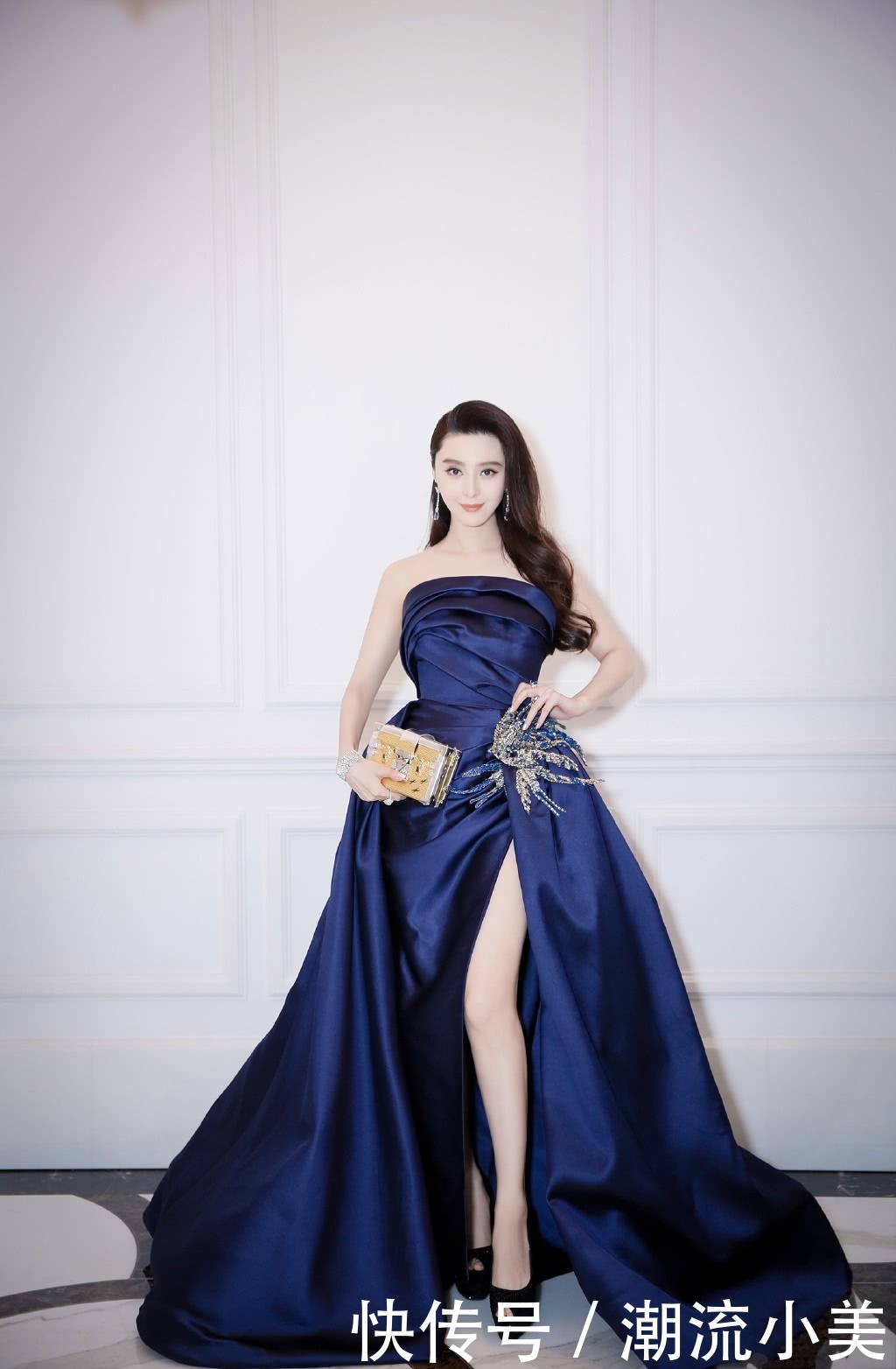 瘦下来后的范冰冰时髦到飞起！破洞牛仔裤穿出筷子腿，李晨好福气