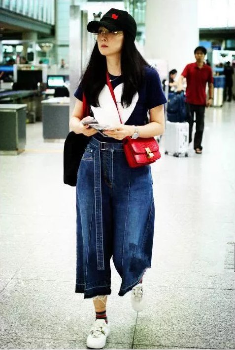 43岁阔太王艳这么肥的裤子也套得上去，网友:嫩到认不出!