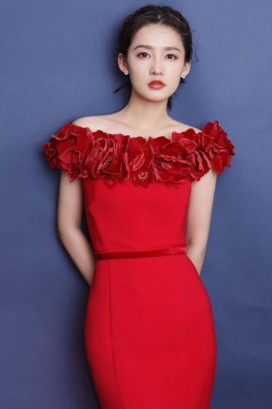 『 针织』李沁小露香肩明艳动人，秦岚抹胸设计吸睛，显身材的荷叶边鱼尾裙