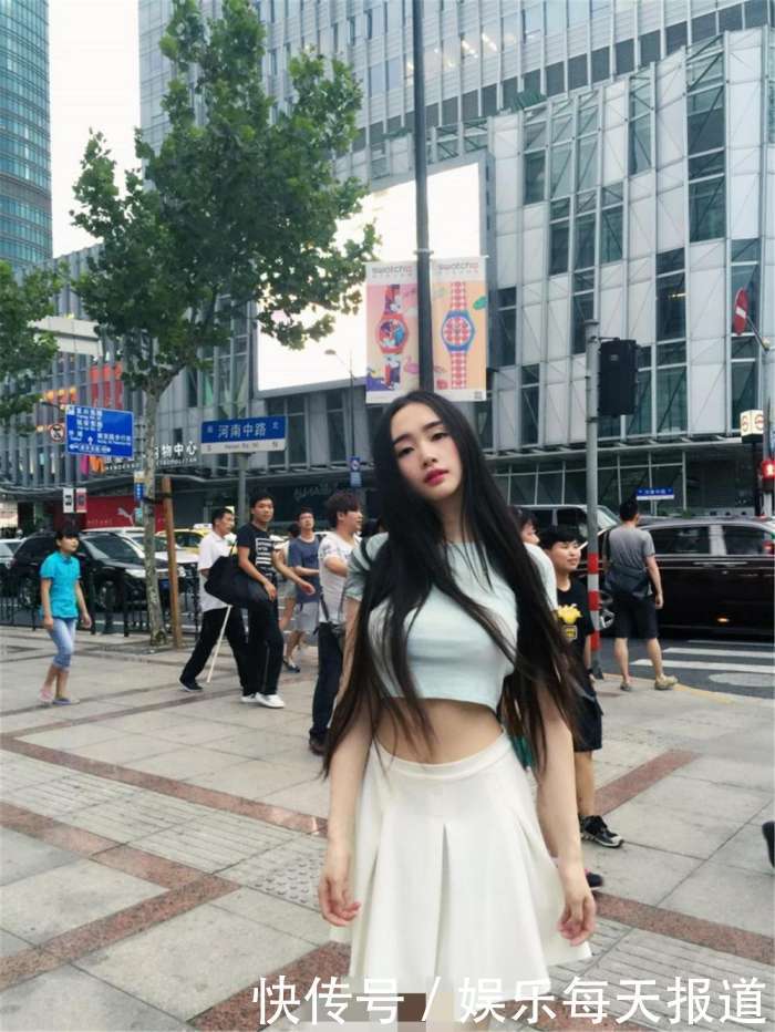 街拍: 紧身装包裹曼妙身姿, 图四小姐姐我要了, 你们别抢