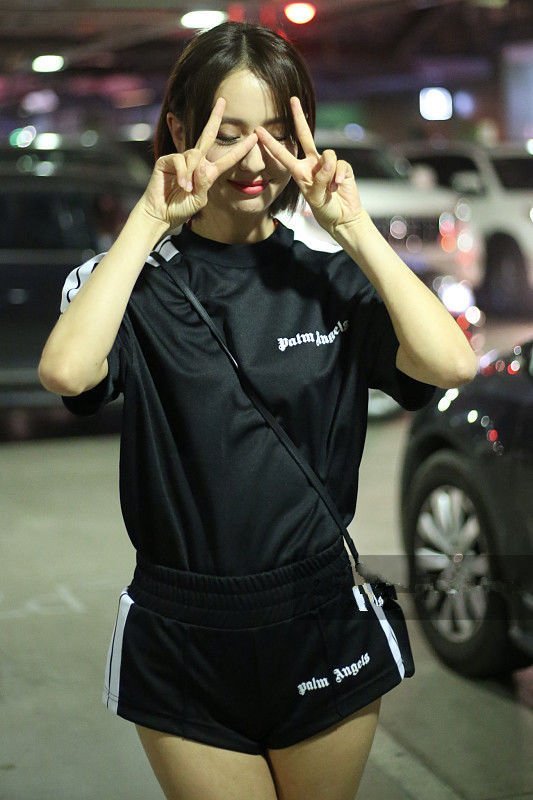 佟丽娅穿超短裤现身，暴露一双纤细美腿，比剪刀手卖萌100分