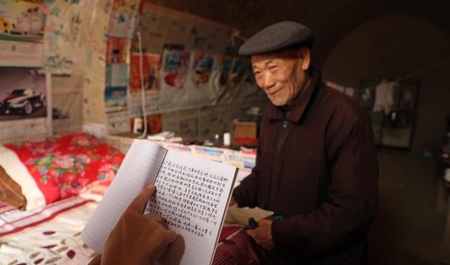 农村8旬老人独守200年土窑洞,一辈子烟不离手,看他活成啥样子