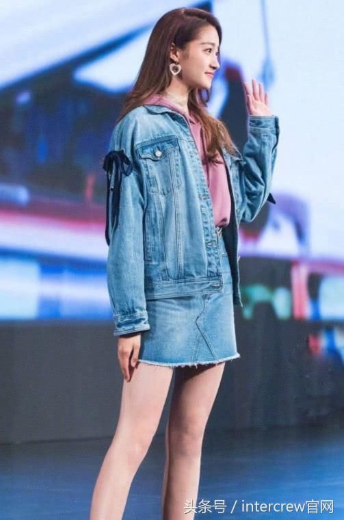 关晓彤这腿也是绝了！毫无修图都秒杀大批女星，脚上竟还穿着拖鞋