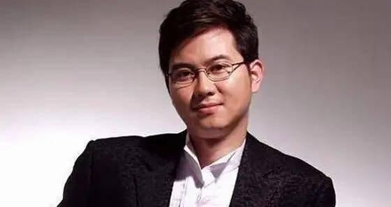  『辞职』情感专家的假面具：弃两任糟糠之妻，娶小16岁空姐，为何逼她辞职