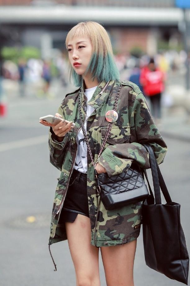 街拍:街头高颜值的小姐姐,个性时尚的穿搭,女神范儿十足!