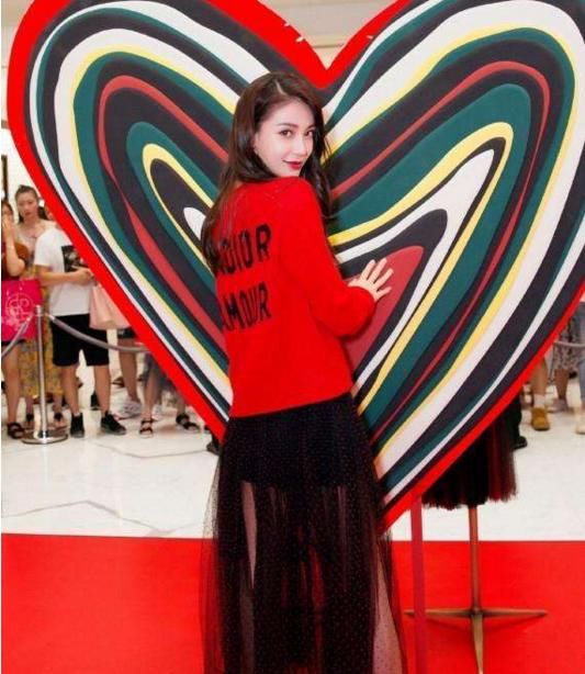 辣妈只服杨颖，当妈还要穿“彩色爱心鞋”装嫩，出乎意料的好看!