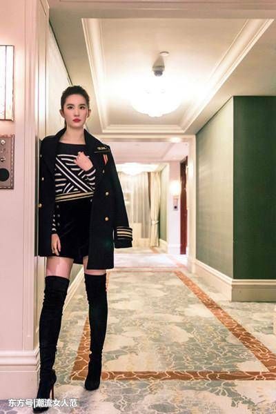 27岁张天爱与30岁刘亦菲，同穿粉色西装，竟一个总裁一个助理